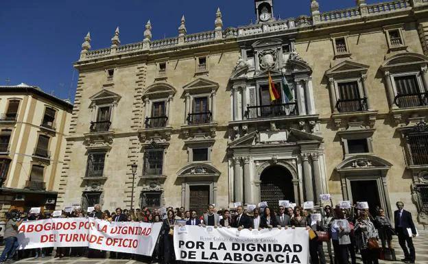 La Abogacía de Granada se concentra para reivindicar una dignificación de la profesión