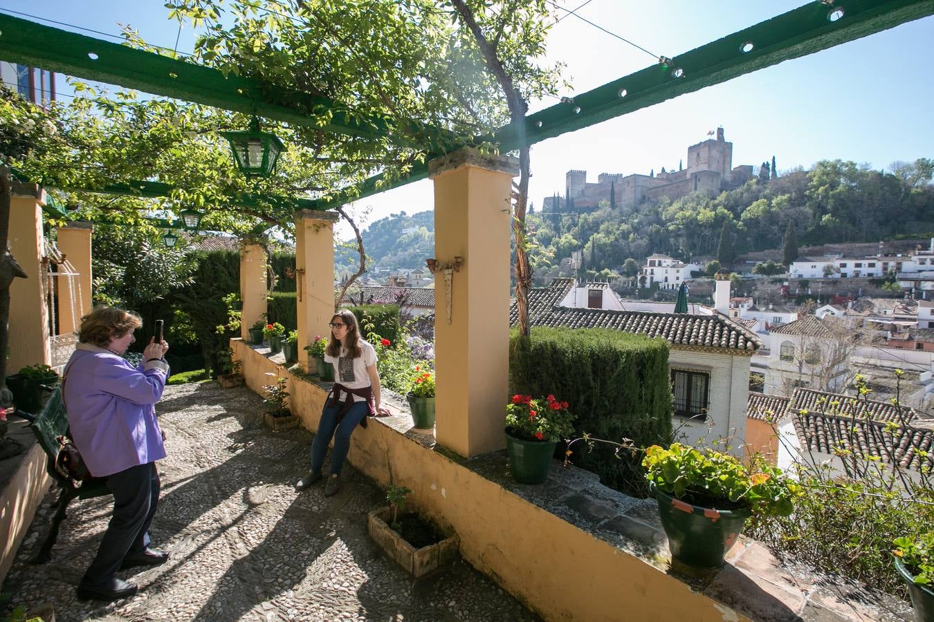 Cientos de granadinos participan en la multitud de actos gratuitos con motivo del Día de los Monumentos