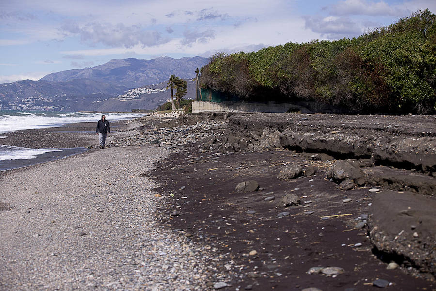 El Gobierno destina más de un millón de euros para reparar los destrozos que el temporal causó en febrero en las playas granadinas, que también afectó a algún paseo marítimo.