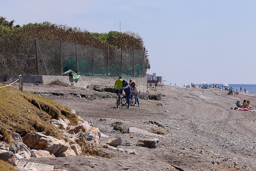 El Gobierno destina más de un millón de euros para reparar los destrozos que el temporal causó en febrero en las playas granadinas, que también afectó a algún paseo marítimo.