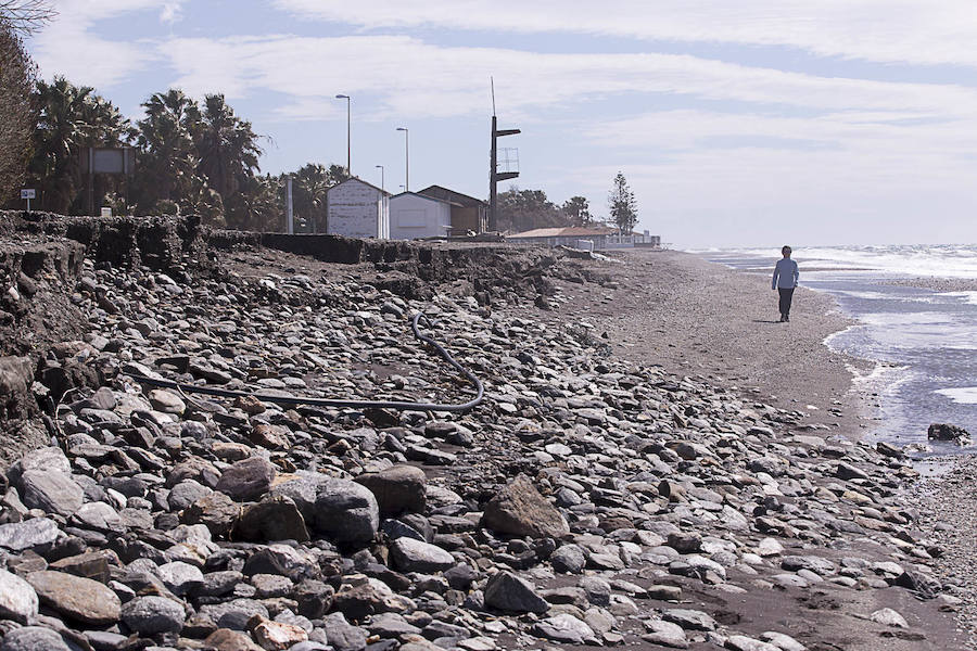 El Gobierno destina más de un millón de euros para reparar los destrozos que el temporal causó en febrero en las playas granadinas, que también afectó a algún paseo marítimo.