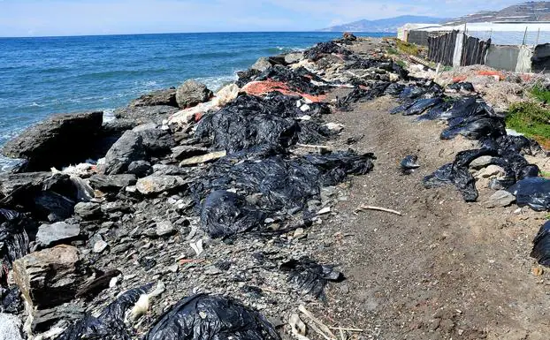 Toneladas de plásticos depositados en las escolleras de los invernaderos situados entre La Rábita y El Pozuelo, uno de los puntos negros de la costa de Granada.