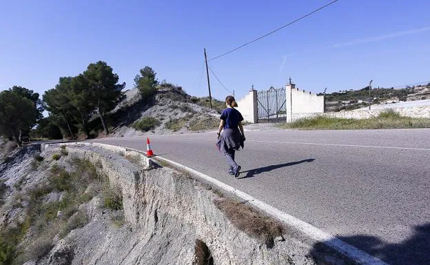 La carretera de la Gorgoracha tiene un punto muy peligroso pasada la urbanización de La Nacla. 