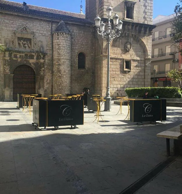 Denuncian la ocupación de la plaza de San Ildefonso por los pubs