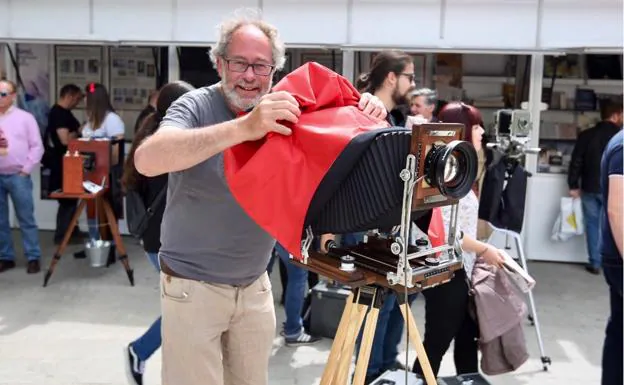 Thomas Webber, este sábado, posa con una de las cámaras de placas expuestas en la Feria del Libro.
