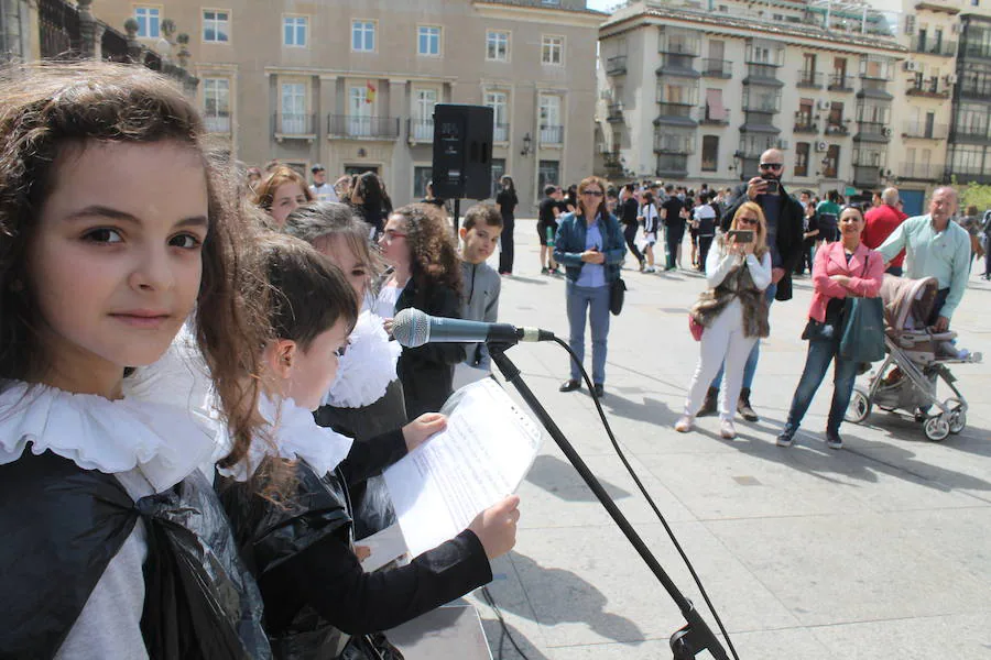 Más de 900 escolares de trece centros educativos de la capital participan en la XVIII edición de la cadena literaria 'Lectura Continuada del Quijote'