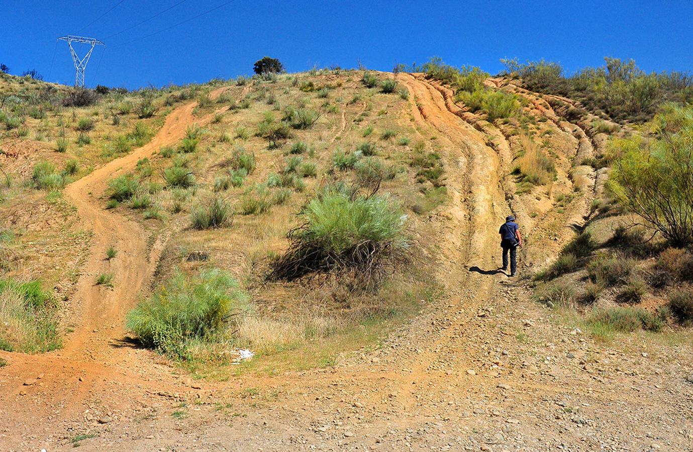 Surcos trazados por el paso continuado de motos y biciletas de montaña en las laderas del Cerro del Sol, en el Parque Periurbano Dehesa del Generalife.