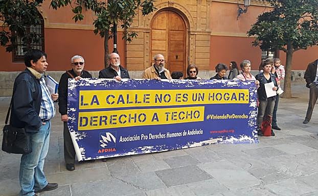 Concentración convocada por la Asociación Pro Derechos humanos de Andalucía el pasado 17 de abril.