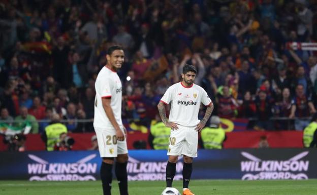 Banega y Muriel tras el gol de Iniesta