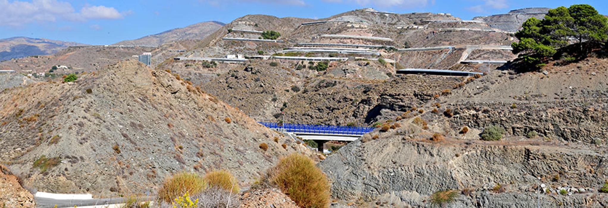 Roturación de laderas para cultivos bajo plástico en la Contraviesa.