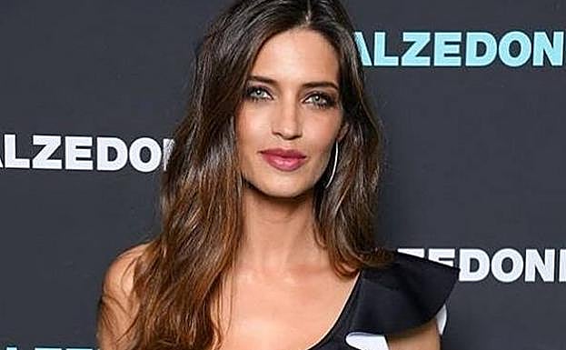 Los raros pantalones vaqueros de Sara Carbonero que ahora están en rebajas