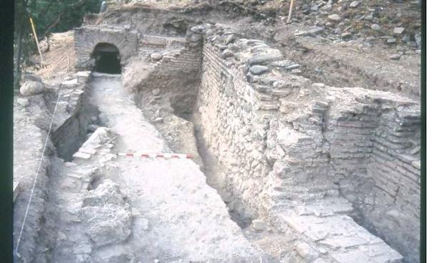 Restos de la acequia encontrados en la excavación de 2003 