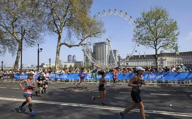 Varios corredores, con el 'London Eye' al fondo durante el Maratón de Londres. 