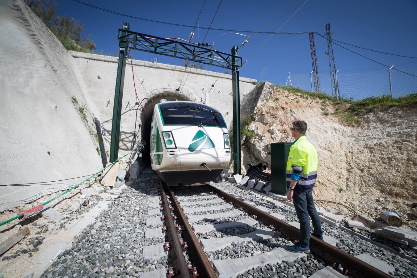 Vivimos en primera persona la experiencia de completar los 126 kilómetros que separan Granada de Antequera a bordo de un tren de pruebas