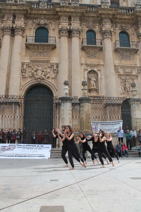 Decenas de jienenses participan en las protestas para pedir un Conservatorio de Danza en la capital