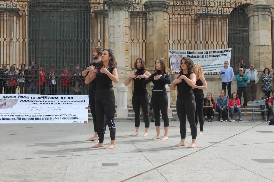 Decenas de jienenses participan en las protestas para pedir un Conservatorio de Danza en la capital