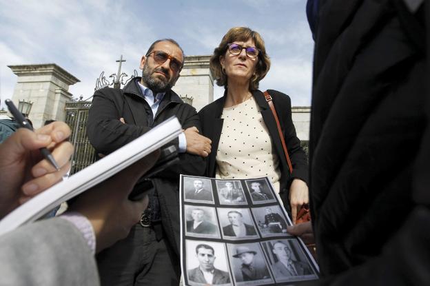 El fin de la espera. Héctor y Rosal Gil Rodríguez, nietos de Pedro Gil Calonge, caído en el bando franquista durante la Guerra Civil, ayer en la entrada del Valle de los Caídos. 