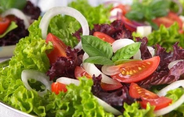 ¿Es bueno cenar ensaladas? Un médico desmiente 7 mitos sobre la lechuga que te han engañado