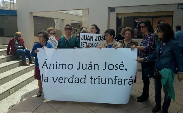 Vecinos de Huétor Santillán se concentran en apoyo del padre de Anabel, la niña asesinada en 1985