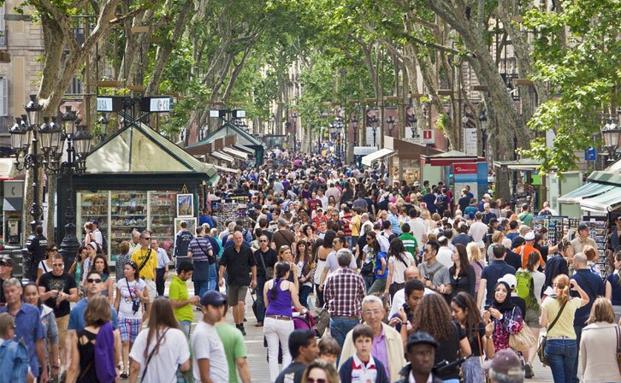 Los turistas españoles bajan en marzo casi un 12% en Barcelona