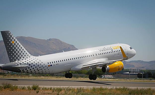 Los 4 vuelos de Vueling cancelados con salida o destino Granada por la huelga y listado completo en toda España