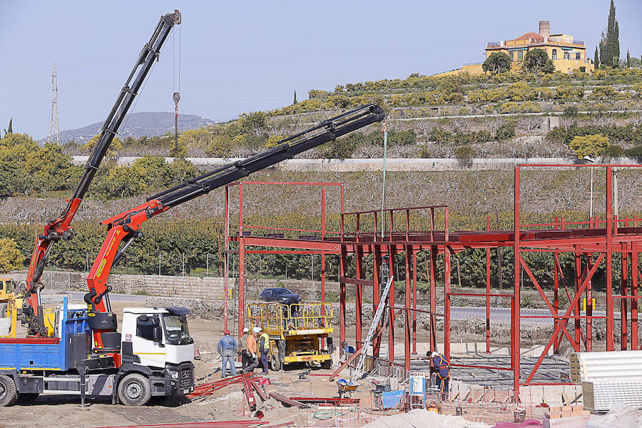 Las actuaciones van muy avanzadas y ya tienen licencia; además se espera que para antes del verano estén las calles terminadas y abra el Burger King