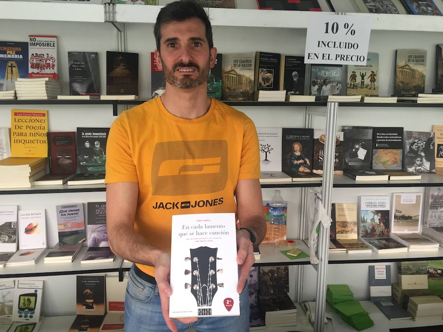 En el stand de la Editorial Comares, uno de los 'libros-estrella' es 'En cada lamento que se hace canción: una interpretación de las letras de José Ignacio Lapido'. Gonzalo Osorio nos muestra un ejemplar de la reedición de este libro de Jordi Vadell. Editado por primera vez en 2008, esta nueva edición incluye una actualización del trabajo del músico granadino de los últimos diez años. Consta de cuatro partes: una primera destinada al músico y a su evolución como compositor, una segunda sobre la temática de sus canciones (y algunos poemas inéditos), una tercera en la que se analizan las referencias que residen en las canciones de José Ignacio y un epílogo de unas setenta páginas en la que músicos, periodistas y críticos de prensa especializada escriben sobre la figura del exmiembro de 091. Entre los músicos que participaron están Jesús Arias (ya fallecido), Josele Santiago, Ricardo Ruipérez, Quique González, Leiva, César Pop o Igor Paskual, y entre los periodistas figuran Santi Alcanda, Fernando Navarro, Alfred Crespo, Chema Doménech y cuatro firmas de Efe Eme: Jesús Ordovás, Eduardo Izquierdo, Josemi Valle y Arancha Moreno. El prólogo es obra de Miguel Ríos, y la portada es de Alfonso Aguilar, Perroraro, diseñador de tres portadas de Lapido ('Cartografía', 'De sombras y sueños' y 'Formas de matar el Tiempo'). 