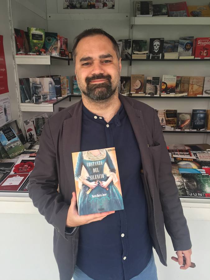 Eleazar Santana, de Ediciones Dauro, propone la lectura de 'Costanza del Silencio', de Mario Barra Jover (Madrid, 1965), Licenciado en Filología Hispánica por la Universidad Autónoma de Madrid y Doctor en Lingüística Romance por la Universidad de Estrasburgo, es catedrático de Lingüística General, con la especialidad en Historia del Español y del Francés, en la Universidad de París 8 desde el año 2000, universidad en la que ha ocupado el cargo de Vicerrector de Investigación de 2012 a 2014. Es Premio Menéndez Pidal de la RAE en 2000 y Chevalier de l’Ordre des Palmes Académiques en 2015. Dedicado a la escritura desde su juventud, tiene varias obras inéditas y 'Costanza del silencio' es su primera novela publicada. Venecia, principios del XVIII, jóvenes virtuosas de la música, ocultas tras las rejas de un orfelinato, se convierten en la anónima atracción musical de la época al servicio de los grandes maestros. Esta es la historia de Costanza, flautista de talento abandonada a su suerte por Vivaldi. Novela de 610 páginas cuyo precio es 22 euros.