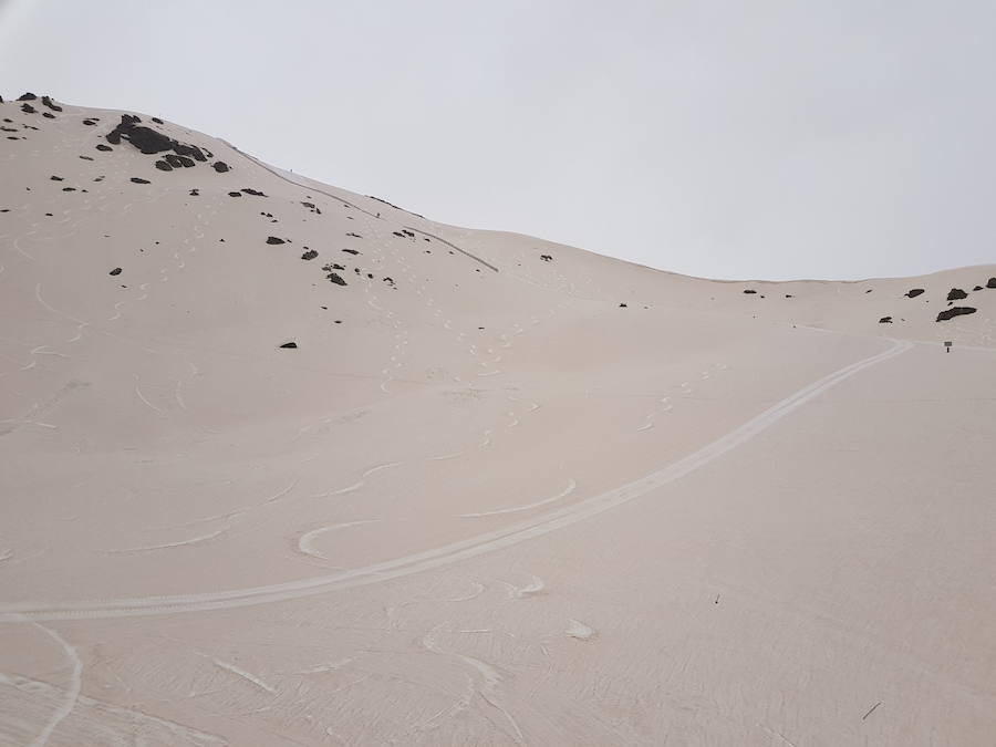 La DANA de estos últimos días ha traído aire del sur y también calima, polvo en suspensión procedente del Sáhara, por lo que muchas de las precipitaciones dejaron arena en Sierra Nevada