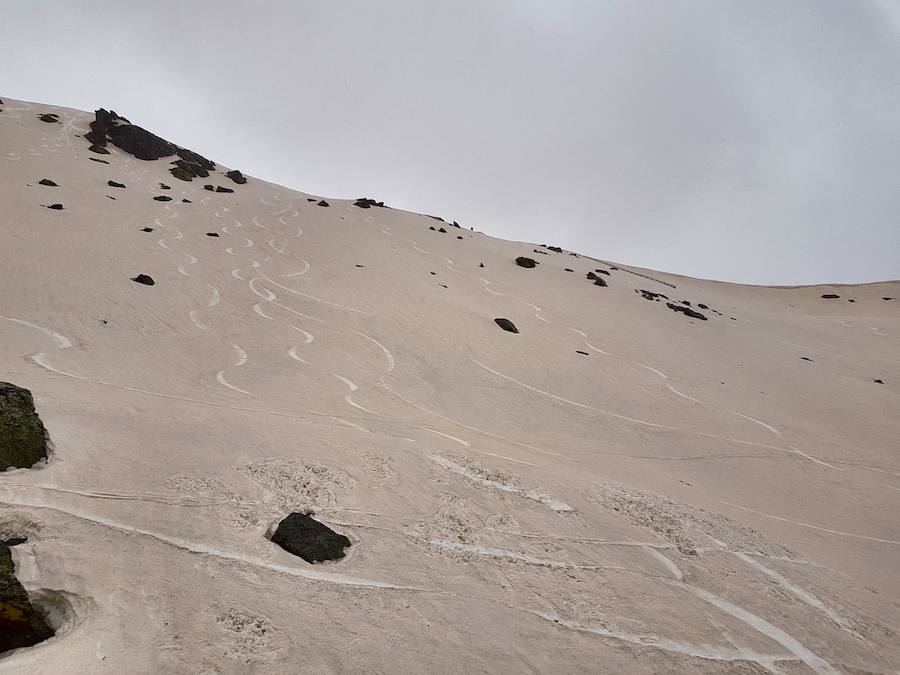 La DANA de estos últimos días ha traído aire del sur y también calima, polvo en suspensión procedente del Sáhara, por lo que muchas de las precipitaciones dejaron arena en Sierra Nevada