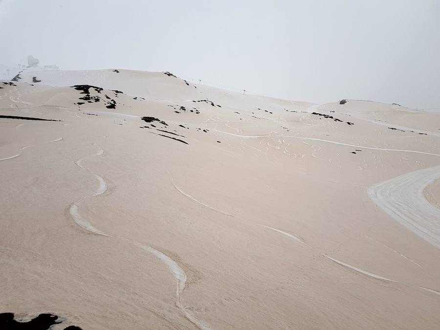 La DANA de estos últimos días ha traído aire del sur y también calima, polvo en suspensión procedente del Sáhara, por lo que muchas de las precipitaciones dejaron arena en Sierra Nevada