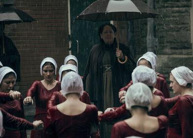 Imagen secundaria 1 - Yvonne Strahovski, Ann Dowd y Joseph Fiennes acompañan a Elisabeth Moss en 'The Handmaid's Tail' (2017-2018).