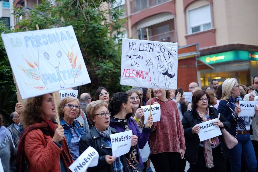 La convocatoria ha partido de la Plataforma Feminista Motrileña, que ha citado a las 20.30 horas de la tarde en la plaza de la Aurora
