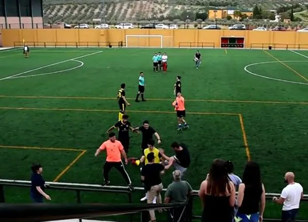 Momento en el que un aficionado de Salar agrede al jugador.