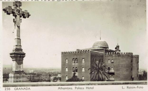 Vieja postal de L. Roisin de la Cruz de los Mártires, al fondo, el hotel Alhambra Palace 