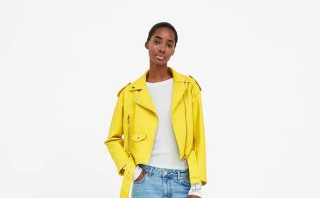Vuelve a Zara su famosa chaqueta amarilla viral y ya se está agotando |