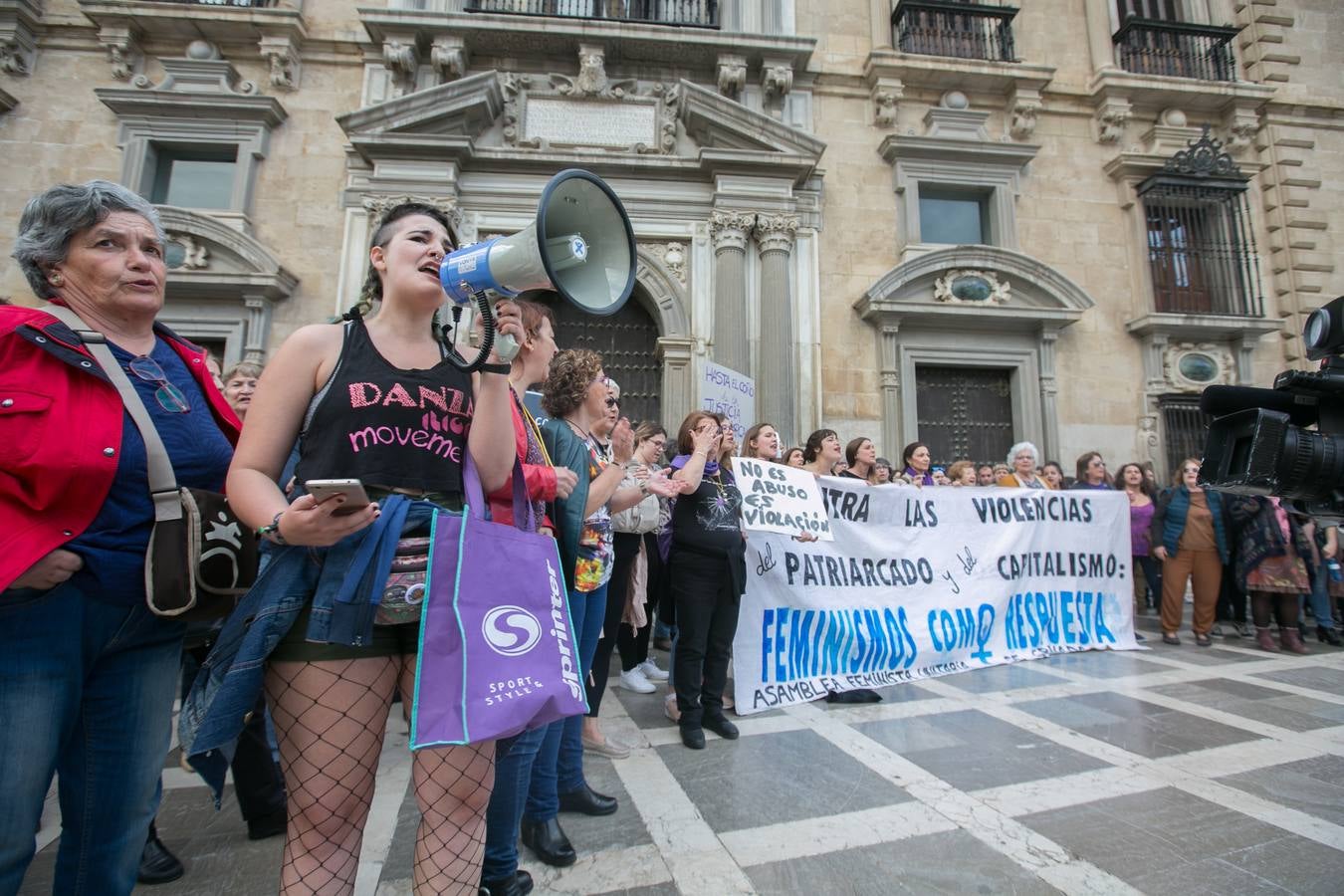 Cientos de personas se han movilizado en la capital para mostrar su rechazo al fallo del tribunal