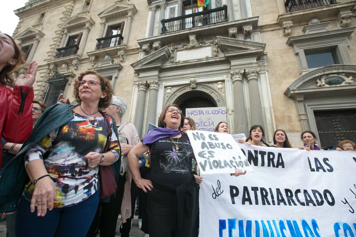 Cientos de personas se han movilizado en la capital para mostrar su rechazo al fallo del tribunal