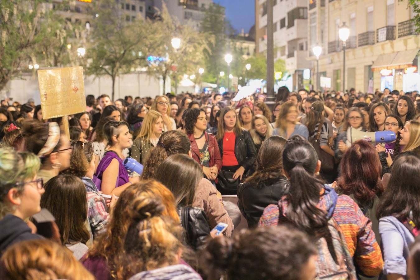 Cientos de personas se han movilizado en la capital para mostrar su rechazo al fallo del tribunal