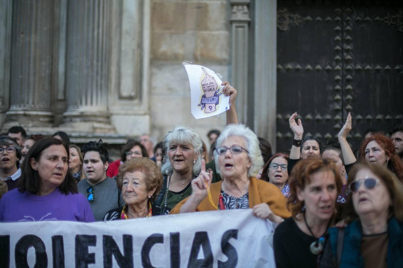 Cientos de personas se han movilizado en la capital para mostrar su rechazo al fallo del tribunal