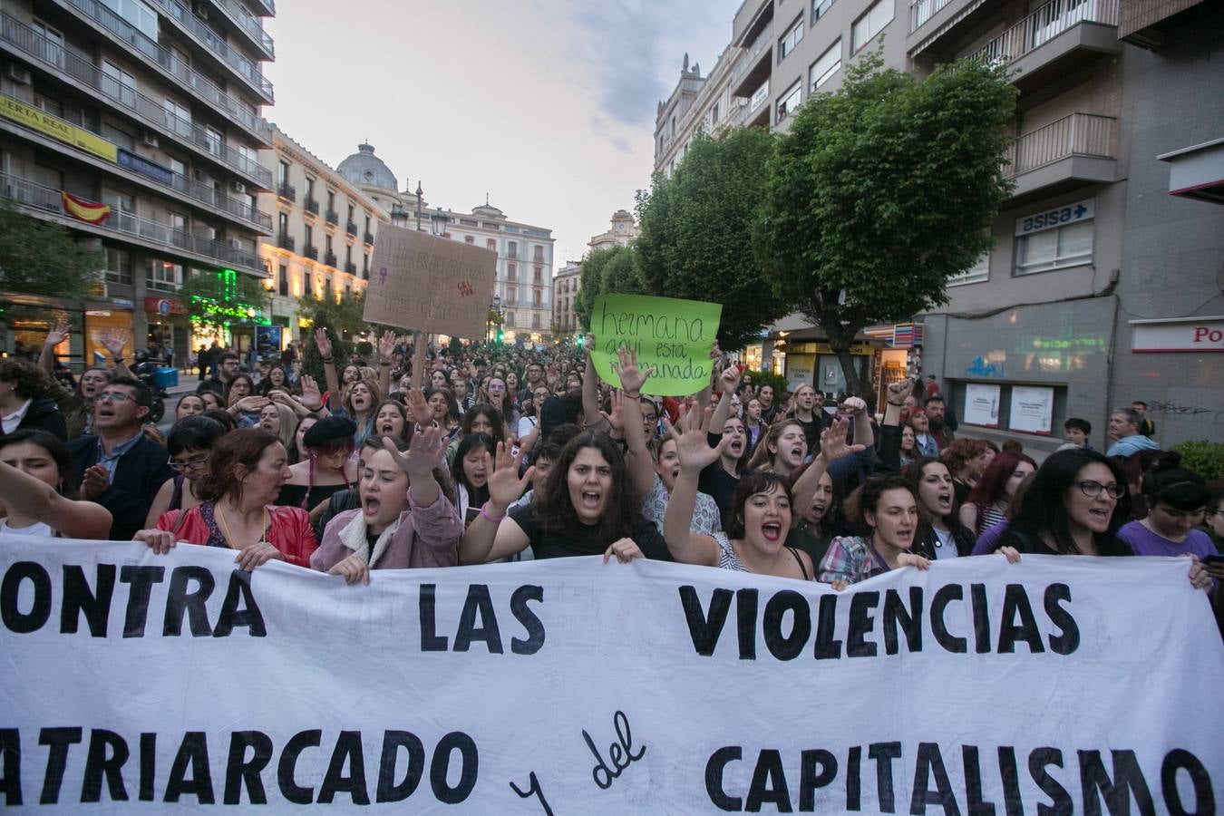 Cientos de personas se han movilizado en la capital para mostrar su rechazo al fallo del tribunal