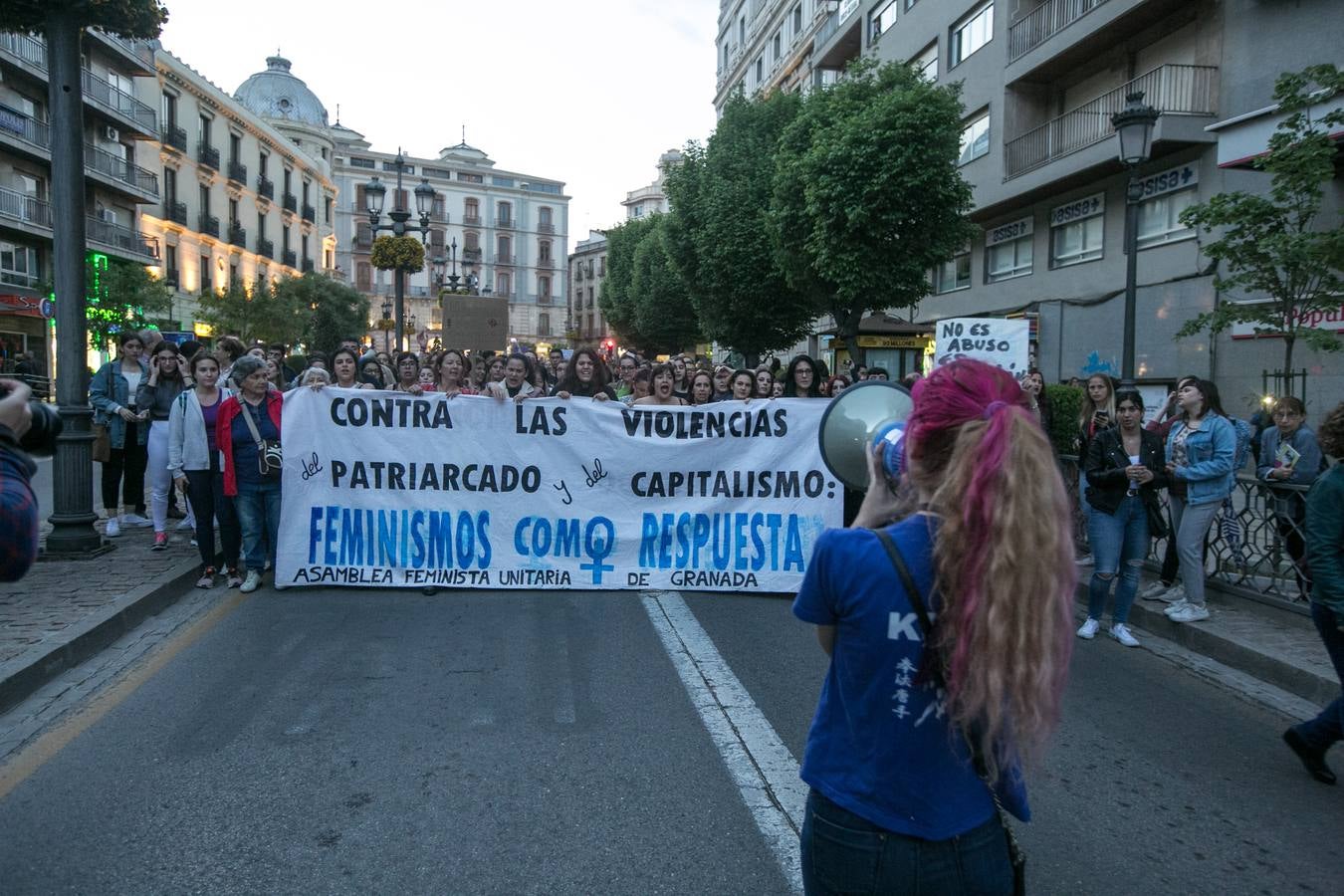 Cientos de personas se han movilizado en la capital para mostrar su rechazo al fallo del tribunal