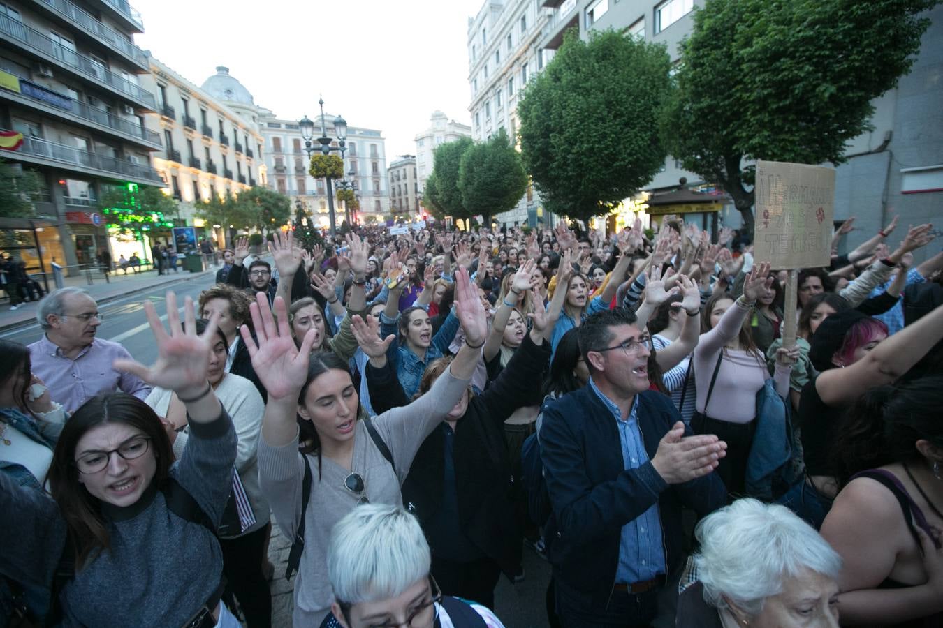 Cientos de personas se han movilizado en la capital para mostrar su rechazo al fallo del tribunal