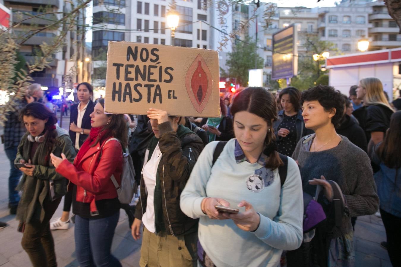 Cientos de personas se han movilizado en la capital para mostrar su rechazo al fallo del tribunal