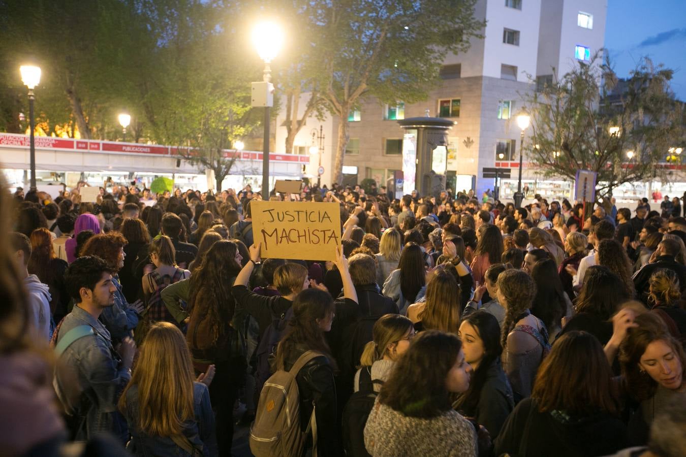 Cientos de personas se han movilizado en la capital para mostrar su rechazo al fallo del tribunal