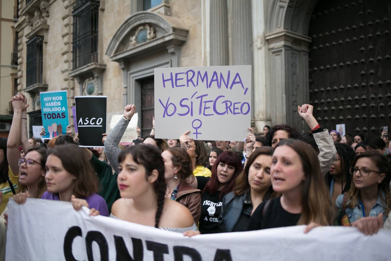 Cientos de personas se han movilizado en la capital para mostrar su rechazo al fallo del tribunal