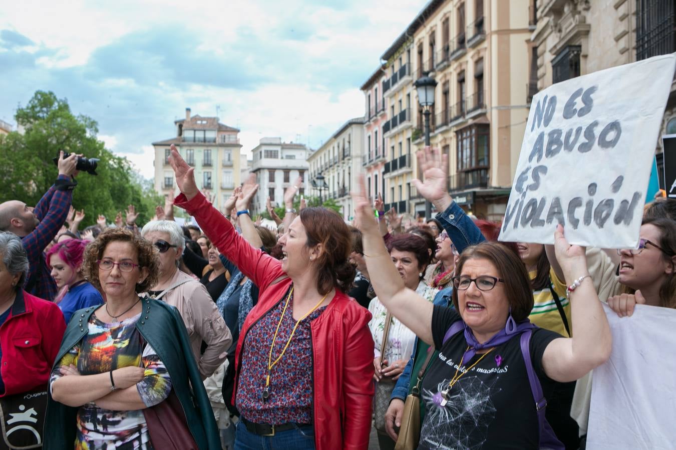 Cientos de personas se han movilizado en la capital para mostrar su rechazo al fallo del tribunal
