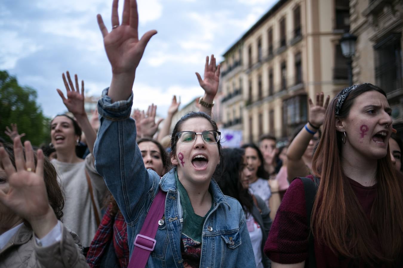 Cientos de personas se han movilizado en la capital para mostrar su rechazo al fallo del tribunal