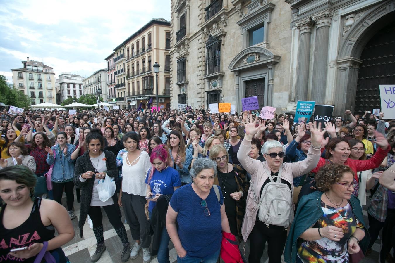 Cientos de personas se han movilizado en la capital para mostrar su rechazo al fallo del tribunal
