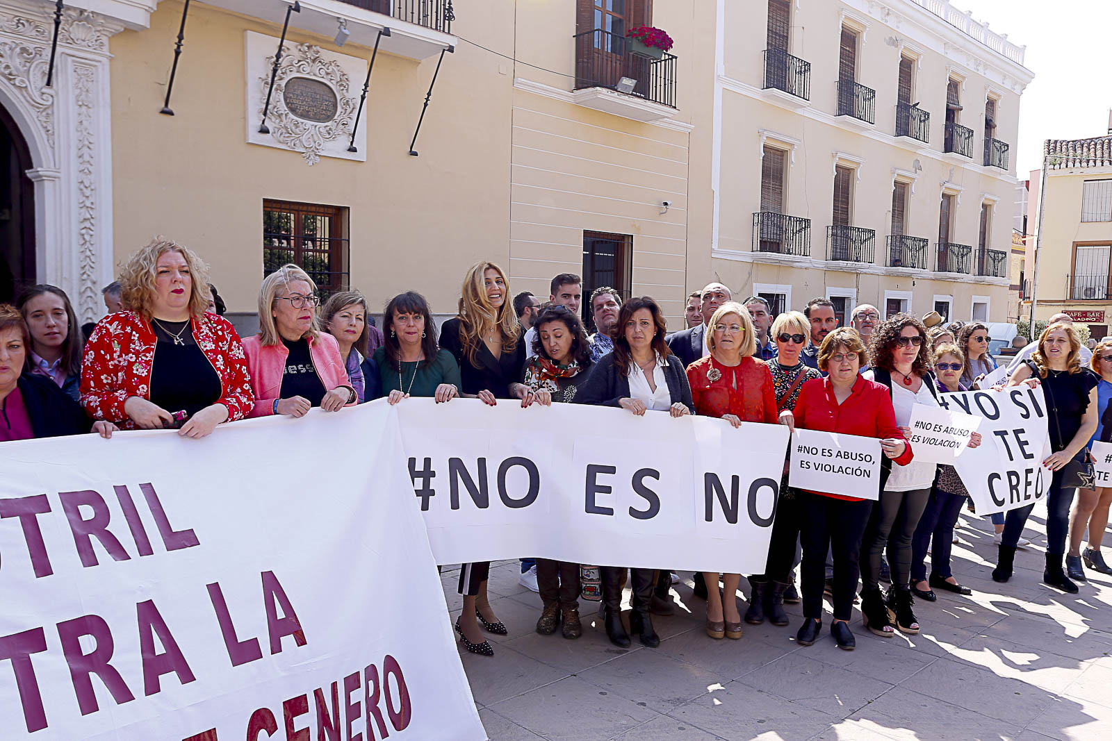 Fotos: Concentración contra la violencia de género en Motril